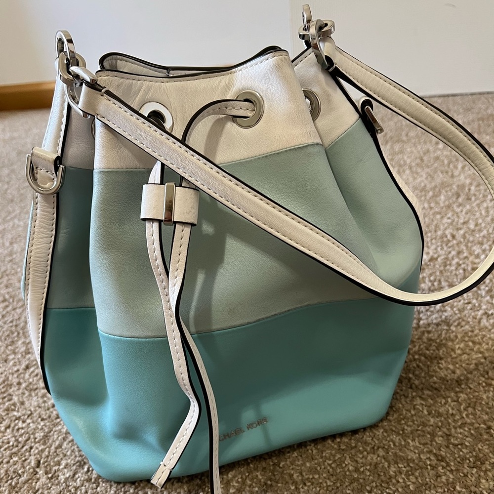 Micheal kors bucket bag